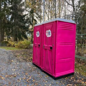 Käytetty pinkki festarivessa